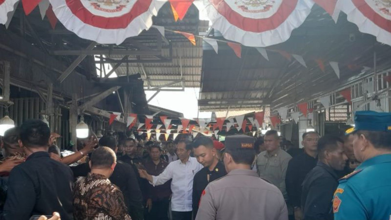 Presiden Jokowi meninjau harga bahan pokok di Pasar Masomba, Kota Palu, Rabu sore (30/8/2023). (ANTARA/Rangga Musabar)
