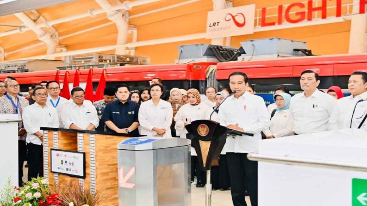 Presiden Joko Widodo saat meresmikan LRT Jabodebek di Stasiun Cawang, Jakarta, Senin (28/8/2023). (ANTARA/HO-presidenri.go.id)