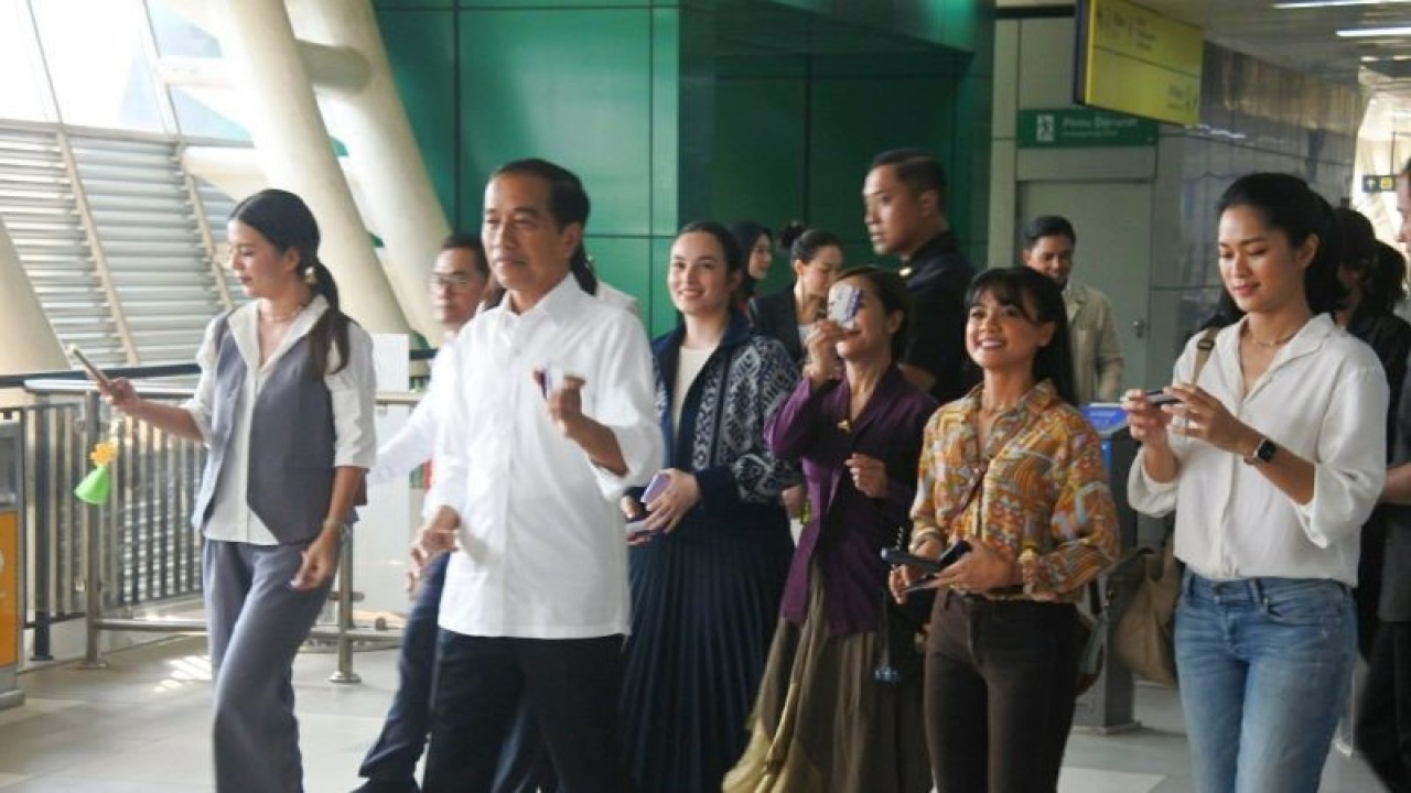 Presiden Joko Widodo (Jokowi) bersama para pemengaruh (influencer) menjajal kereta ringan atau Light Rapid Transit (LRT) Jabodebek, Kamis, dari Stasiun LRT Jati Mulya, Bekasi, Jawa Barat.