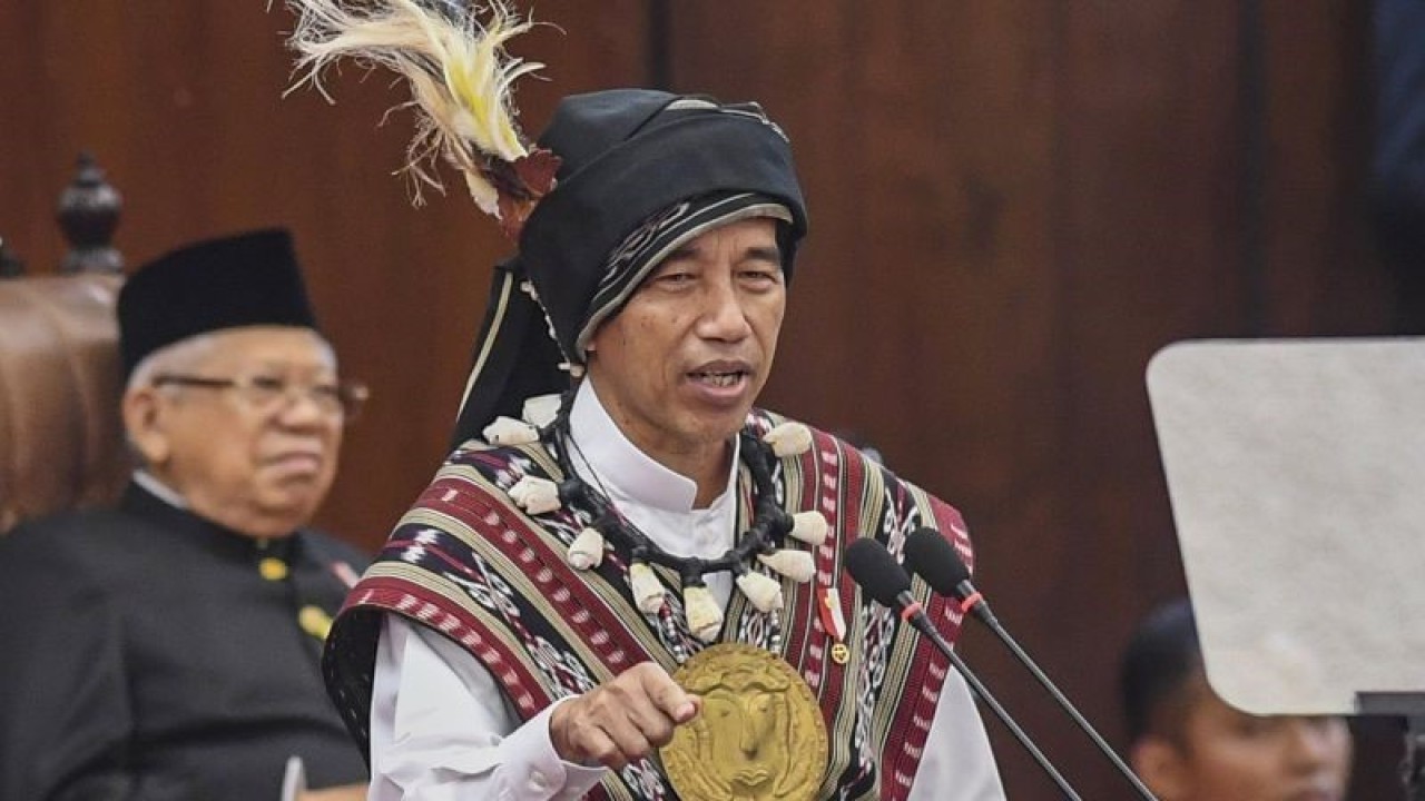 Presiden RI Joko Widodo menyampaikan pidato kenegaraan pada Sidang Tahunan MPR dan Sidang Bersama DPR dan DPD Tahun 2023 di Gedung Nusantara, kompleks parlemen, Senayan, Jakarta, Rabu (16/8/2023). ANTARA FOTO/Galih Pradipta