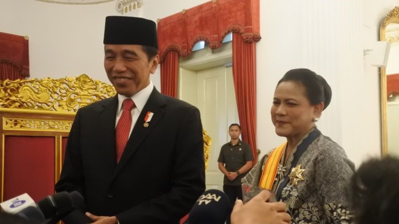 Presiden Joko Widodo (Jokowi) memberikan keterangan pers setelah penganugerahaan Tanda Kehormatan di Istana Negara, Jakarta, Senin (14/8/2023). (ANTARA/Indra Arief Pribadi)