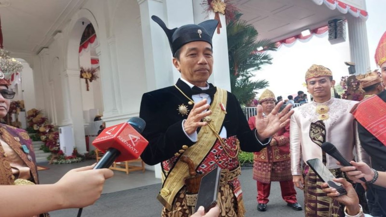 Presiden Joko Widodo memberikan keterangan kepada wartawan di Istana Kepresidenan Jakarta, Kamis (17/8/2023). ANTARA/Mentari Dwi Gayati