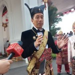 Jokowi sapa masyarakat yang hadir di Istana Merdeka saat HUT RI-1692240186