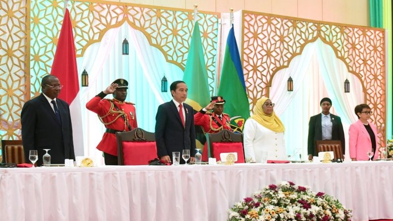 Presiden Joko Widodo kala menghadiri jamuan santap siang kenegaraan yang digelar oleh Presiden Republik Persatuan Tanzania Samia Suluhu Hassan, di Dar Es Salaam State House, Dar Es Salaam, Selasa (22/8/2023). FOTO ANTARA/HO-Biro Pers Sekretariat Presiden