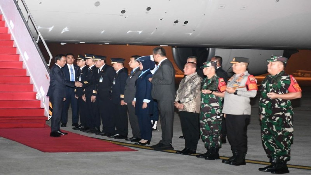 Presiden Joko Widodo (Jokowi) saat tiba di Bandara Internasional Kualanamu, Deli Serdang, Sumatra Utara, Jumat (25/8/2023) pagi, setelah lawatan kerja selama lima hari ke Benua Afrika. (ANTARA/HO-Biro Pers Sekretariat Presiden)