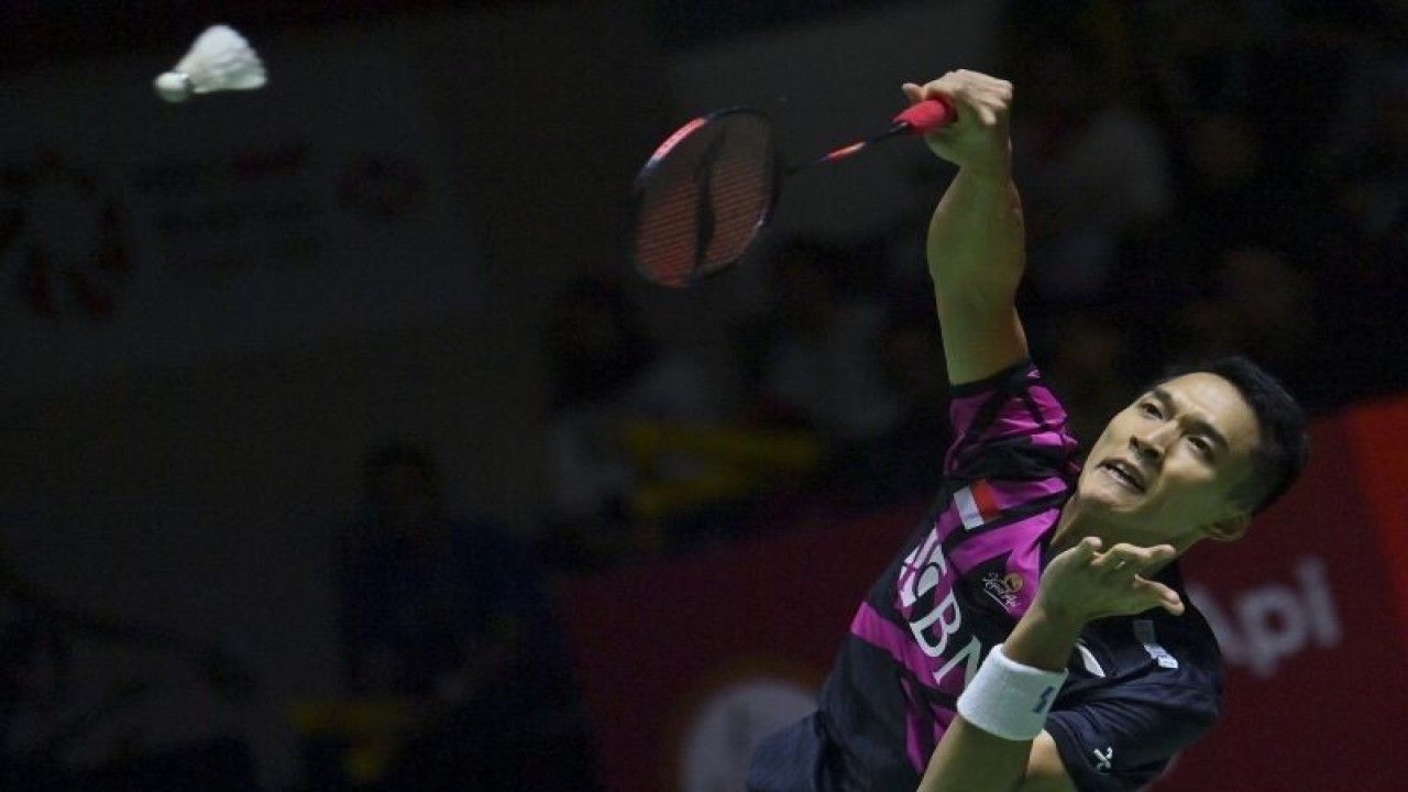 Pebulu tangkis tunggal putra Indonesia Jonatan Christie mengembalikan kok ke arah lawannya tunggal putra Prancis Toma Junior Popov dalam babak 16 besar turnamen Indonesia Open 2023 di Istora Senayan, Jakarta, Kamis (15/6/2023). (ANTARA FOTO/M Risyal Hidayat/rwa.)
