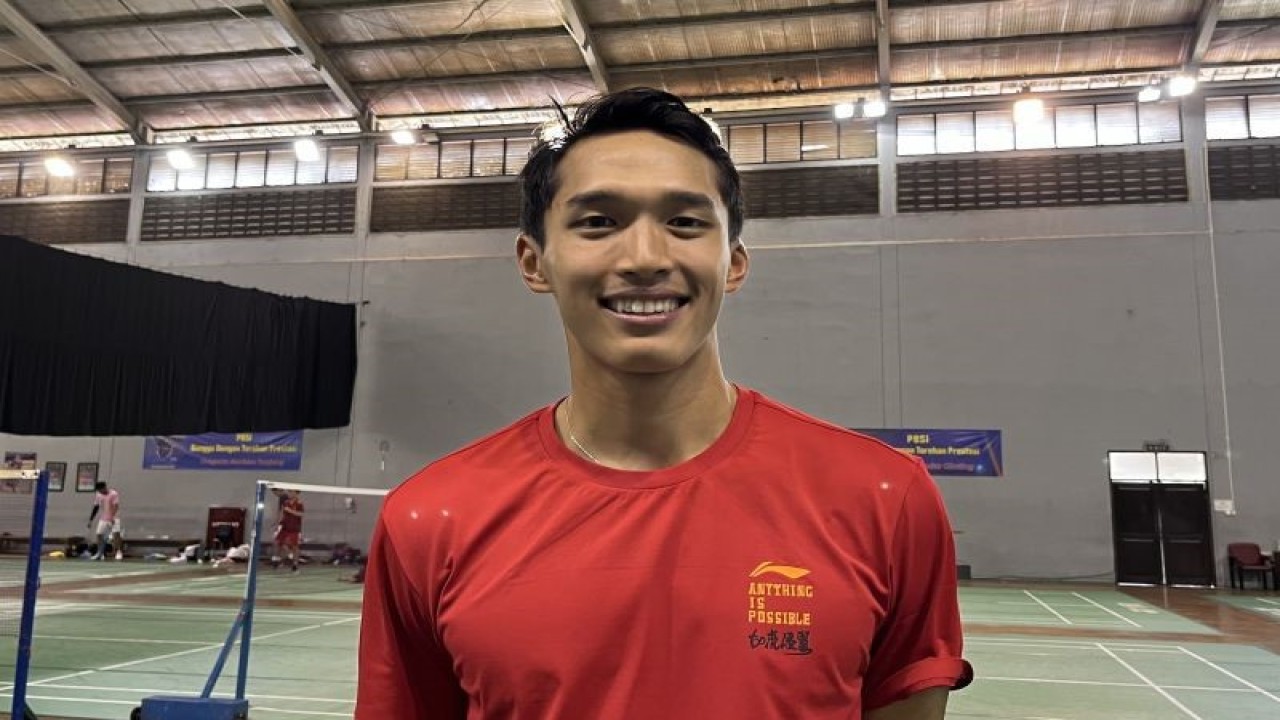 Atlet bulu tangkis tunggal putra Indonesia Jonathan Christie saat ditemui usai latihan di Pelatnas PBSI Cipayung, Jakarta Timur, Senin (14/8/2023). (ANTARA/Arnidhya Nur Zhafira)