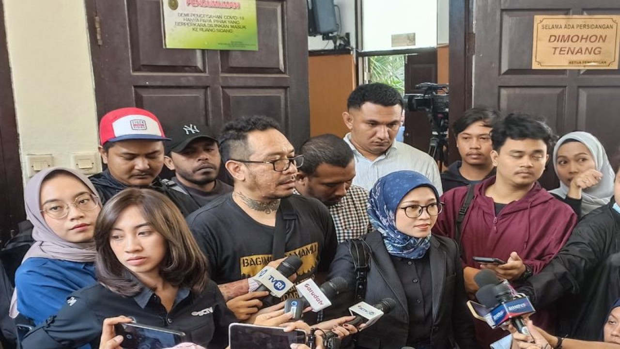 Ayah David Ozora, Jonathan Latumahina (kaos hitam berkacamata) bersama kuasa hukum Mellisa Anggraini (berdiri di depan) saat diwawancari di PN Jakarta Selatan, Kamis (10/8/2023). ANTARA/Ilham Kausar