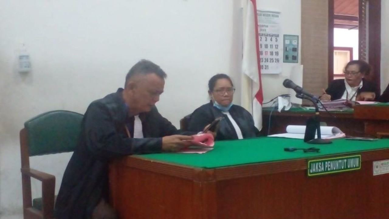 JPU Erning Kosasih (kiri) membacakan nota tuntutan di Pengadilan Negeri Medan, Sumut, Selasa (8/8/2023). (ANTARA/M Sahbainy Nasution)