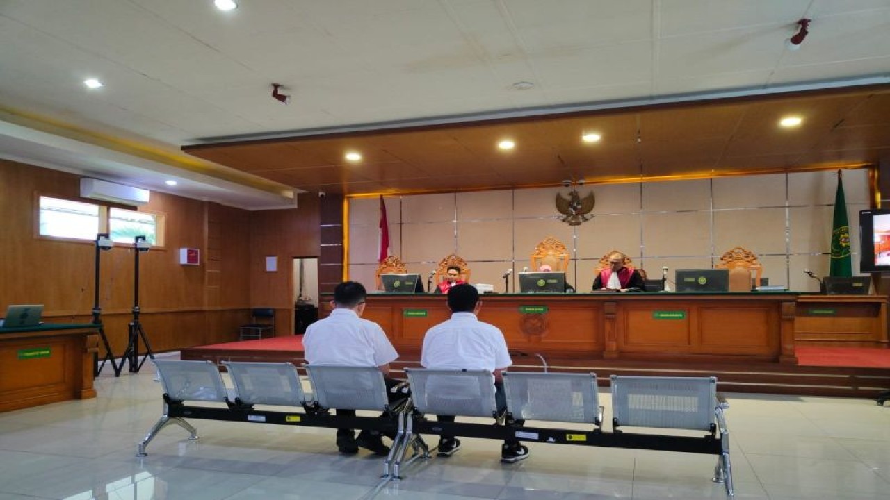 Terdakwa kasus dugaan suap pengadaan CCTV Bandung Smart City Direktur PT Sarana Mitra Adiguna (SMA) Benny (kiri) dan Manajer Vertical Solution PT SMA Andreas Guntoro (kanan) mendengarkan pembacaan tuntutan pada mereka di Pengadilan Negeri Bandung, Rabu (23/8/2023). (ANTARA/Ricky Prayoga)