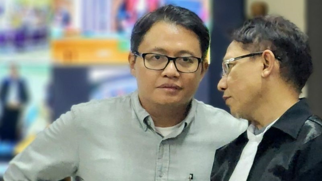 Direktur PT Istana Putra Agung Dion Renato Sugiarto (kiri) terdakwa dugaan suap kepada pejabat Direktorat Jenderal Perkeretaapian (DJKA) Kementerian Perhubungan berkonsultasi dengan penasihat hukumnya dalam sidang di Pengadilan Tipikor Semarang, Kamis (24/8/2023). (ANTARA/ I.C.Senjaya)