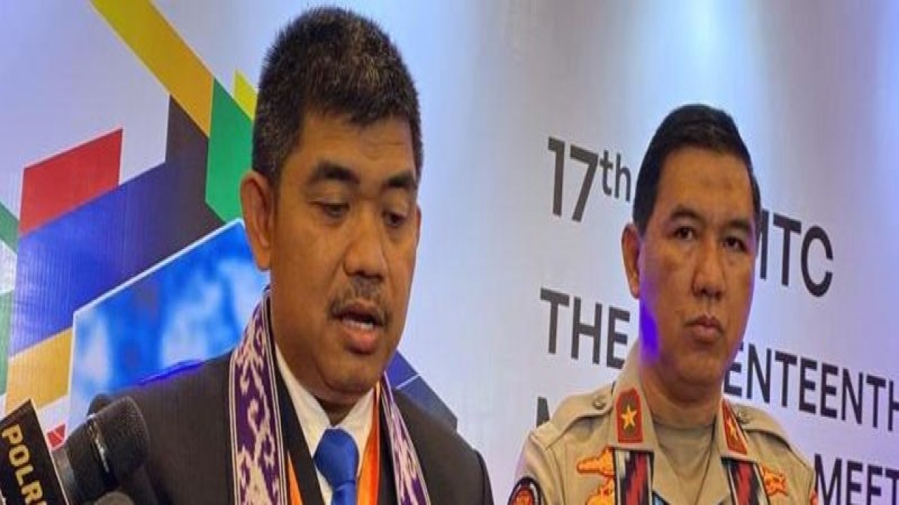 Juru Bicara Densus 88 Antiteror Polri Kombes Pol. Aswin Siregar (kiri) dan Karopenmas Divisi Humas Polri Brigjen Pol. Ahmad Ramadhan saat memberikan keterangan tentang isu terorisme dalam AMMTC ke-17 di Labuan Bajo, Kabupaten Manggarai Barat, NTT, Selasa (22/8/2023). (ANTARA/Fransiska Mariana Nuka)
