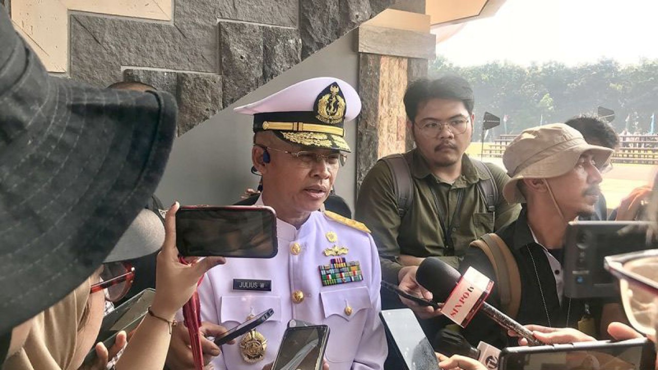 Kepala Pusat Penerangan (Kapuspen) TNI Laksamana Muda (Laksda) TNI Julius Widjojono menjawab pertanyaan media saat ditemui pada sela-sela kegiatannya di Mabes TNI, Jakarta, Rabu (9/8/2023). ANTARA/Genta Tenri Mawangi/aa.