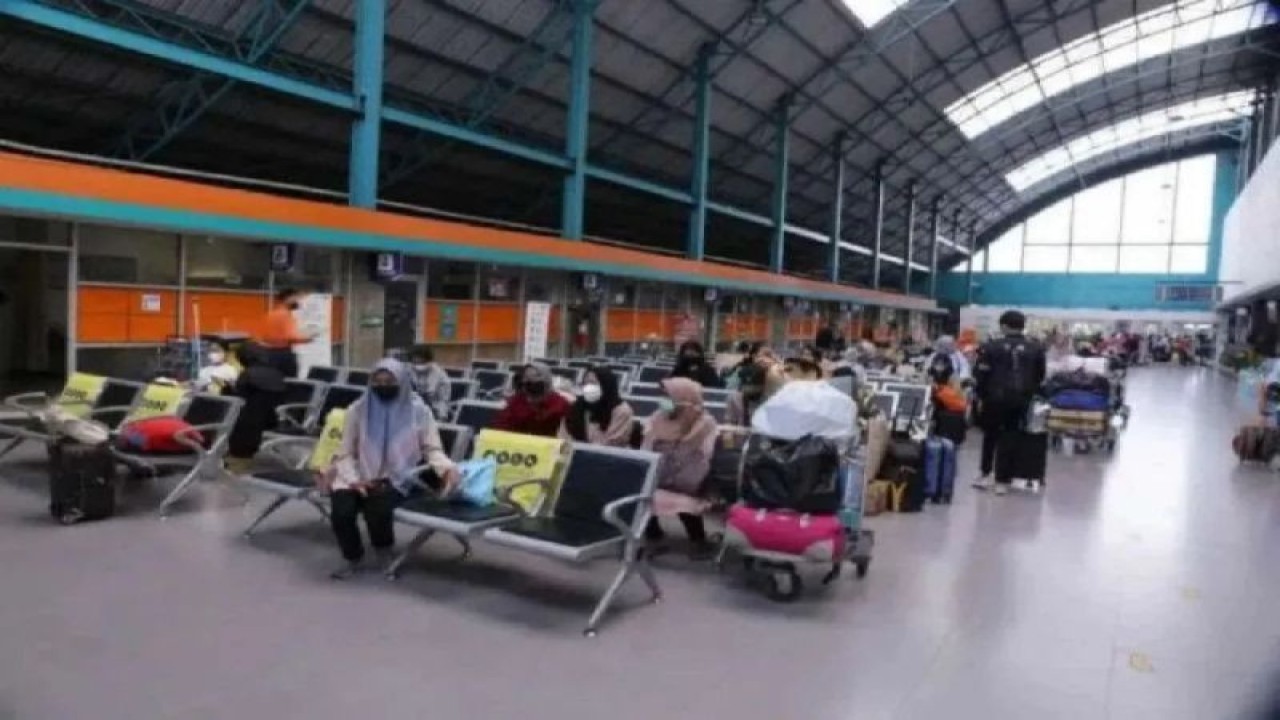 Penumpang KA menunggu keberangkatan di Stasiun Kertapati Palembang. (ANTARA/HO-PT KAI)