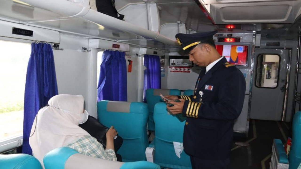Kondektur melakukan pengecekan tiket penumpang di dalam KA. ANTARA/HO-Humas Daop 7 Madiun