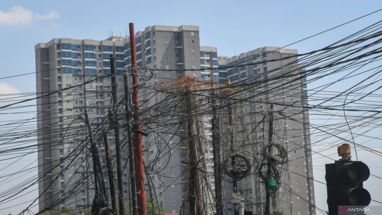 Instalasi jaringan kabel utilitas tampak semrawut di tepi Jalan Ciledug Raya, Selasa (1/8/2023). ANTARA FOTO/Aditya Pradana Putra/aww.