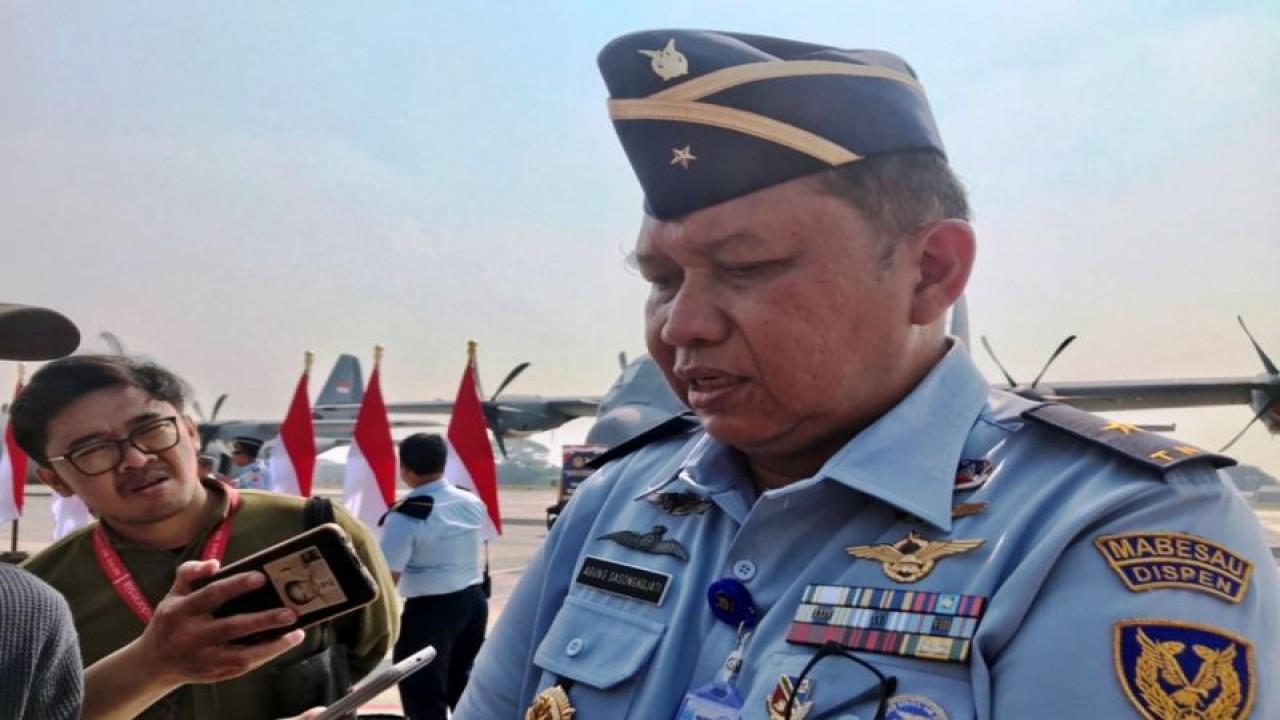 Kepala Dinas Penerangan TNI Angkatan Udara Marsekal Pertama TNI R. Agung Sasongkojati memberi keterangan kepada wartawan selepas upacara serah terima unit ketiga C-130J-30 Super Hercules dari Kementerian Pertahanan RI ke TNI AU di Pangkalan Udara Halim Perdanakusuma, Jakarta, Selasa (15/8/2023).. (ANTARA/Genta Tenri Mawangi)