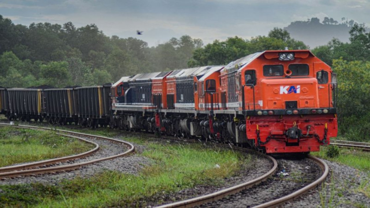 Rangkaian kereta api barang. ANTARA/HO-KAI