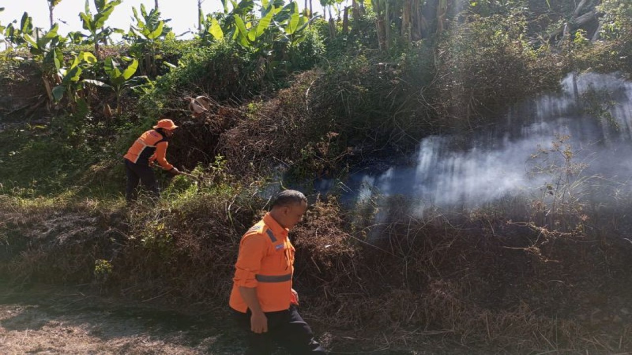 Petugas PT KAI Daop 5 Purwokerto berupaya memadamkan api yang membakar rumput di dekat jalur hulu KM 353+0/1 antara Stasiun Purwokerto dan Stasiun Notog, Kabupaten Banyumas, Jumat (11/8/2023). ANTARA/HO-KAI Purwokerto