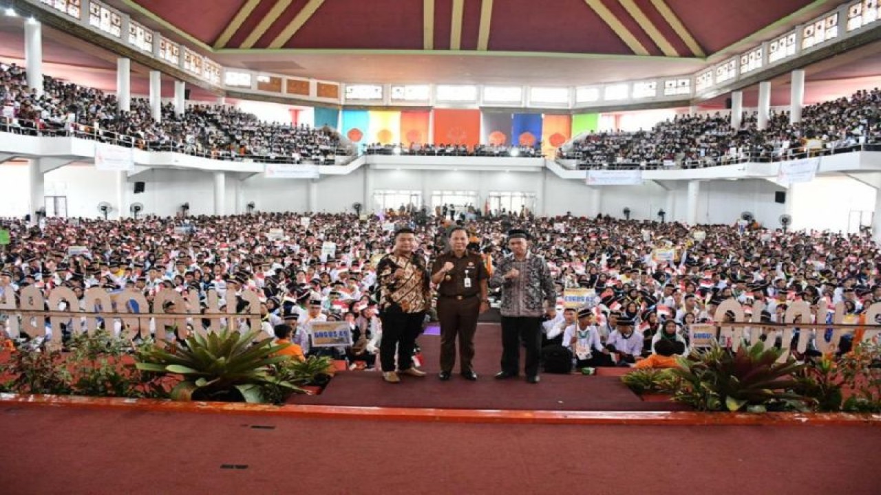 Kepala kejaksaan tinggi (Kajati) Jambi Elan Suherlan saat memberikan pengetahuan hukum kepada ribuan mahasiswa baru Universitas Jambi (Unja), Selasa.(ANTARA/HO/Penkum Kejati Jambi)