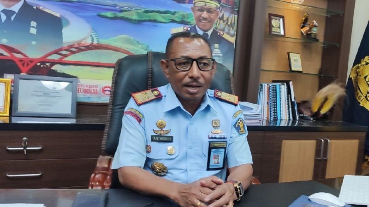 Kakanwil Kemenkumham Papua Anthonius Ayorbaba. (ANTARA/Evarukdijati)