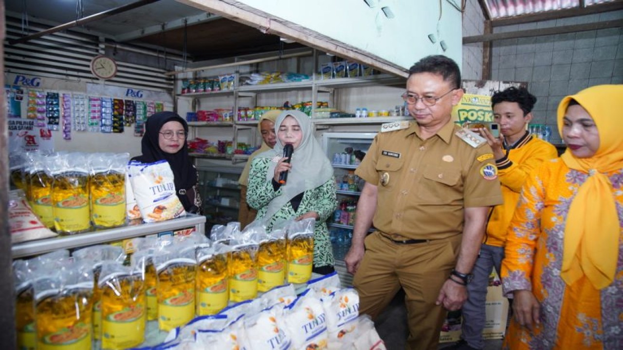 Wako Pontianak melihat posko pangan murah Puskowapi Kalbar. ANTARA/H0-Prokopim PTK