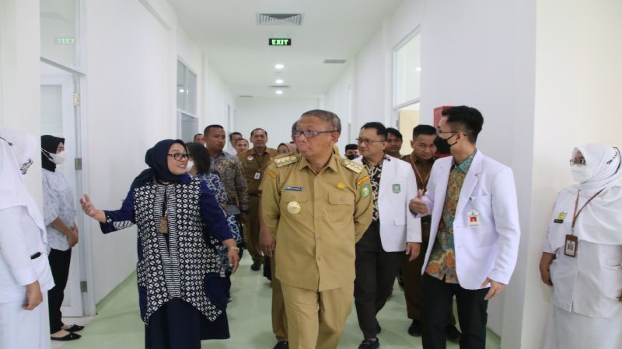Gubernur Kalbar Sutarmidji meninjau gedung baru di RSUD Soedarso Kota Pontianak. (ANTARA/Rendra Oxtora)