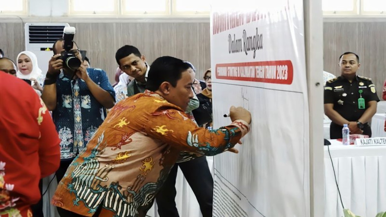 Wagub Kalteng Edy Pratowo menandatangani komitmen bersama percepatan penurunan stunting pada 2023, Palangka Raya, Kamis, (3/8/2023). (ANTARA/HO-Diskominfosantik Kalteng)