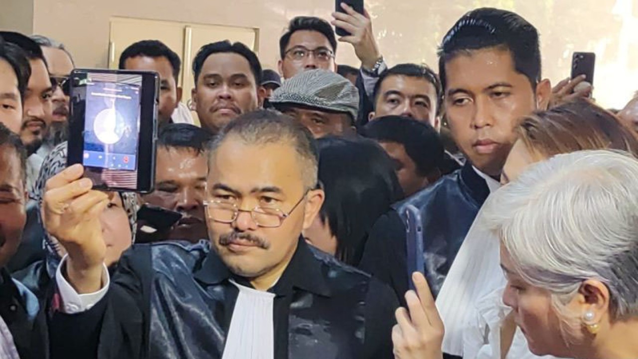 Kamaruddin Simanjuntak memberikan keterangan kepada wartawan sebelum pemeriksaan dirinya sebagai tersangka di Bareskrim Polri, Jakarta, Senin (14/8/2023). (ANTARA/Laily Rahmawaty)
