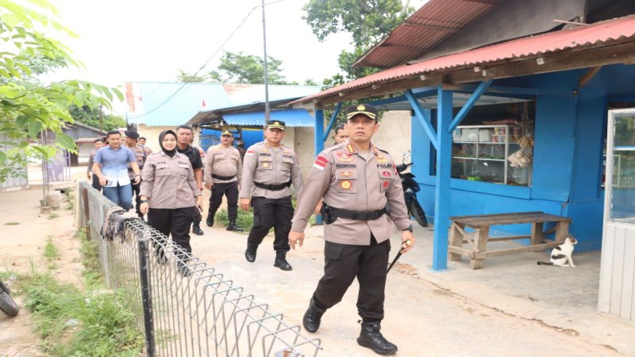 Kapolresta Barelang Kombes Pol Nugroho Tri Nuryanto meninjau kawasan Kampung Aceh Simpang DAM (ANTARA/HO-Humas Polresta Barelang)
