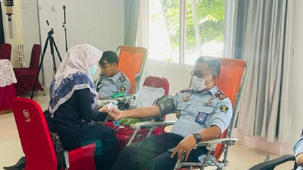 Jajaran Kanwil Kemenkumham Provinsi Kepulauan Babel mendonorkan darah dalam memeriahkan HUT ke-78 Kemenkumham Republik Indonesia di Pangkalpinang. (ANTARA/HO-Humas Kemenkumham Babel)