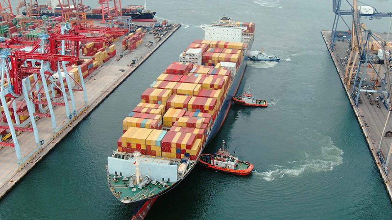 Arsip Foto - Kapal petikemas sepanjang 334 meter yang bersandar di Terminal 3 PT IPC Terminal Petikemas, Pelabuhan Tanjung Priok, Jakarta Utara, Kamis (13/1/2022). ANTARA/HO-Humas Pelindo/am.