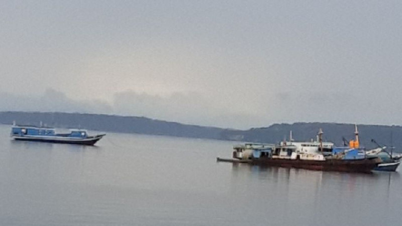 Aktivitas kapal nelayan sedang di perairan Biak Numfor,Papua.ANTARA/Muhsidin