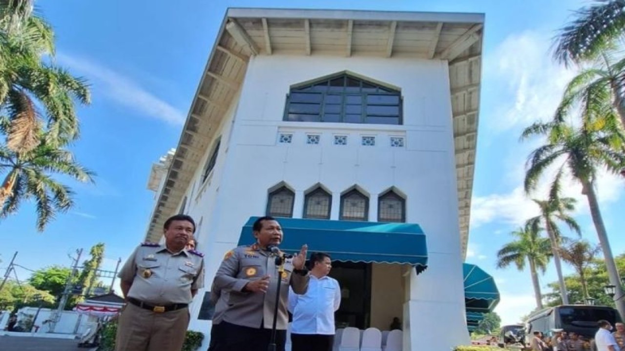 Kapolda Jatim Irjen Pol. Toni Harmanto (kanan) saat memberikan keterangan kepada wartawan di Grha Wismilak Surabaya, Senin (21/8/2023). (ANTARA/HO-Polda Jatim)