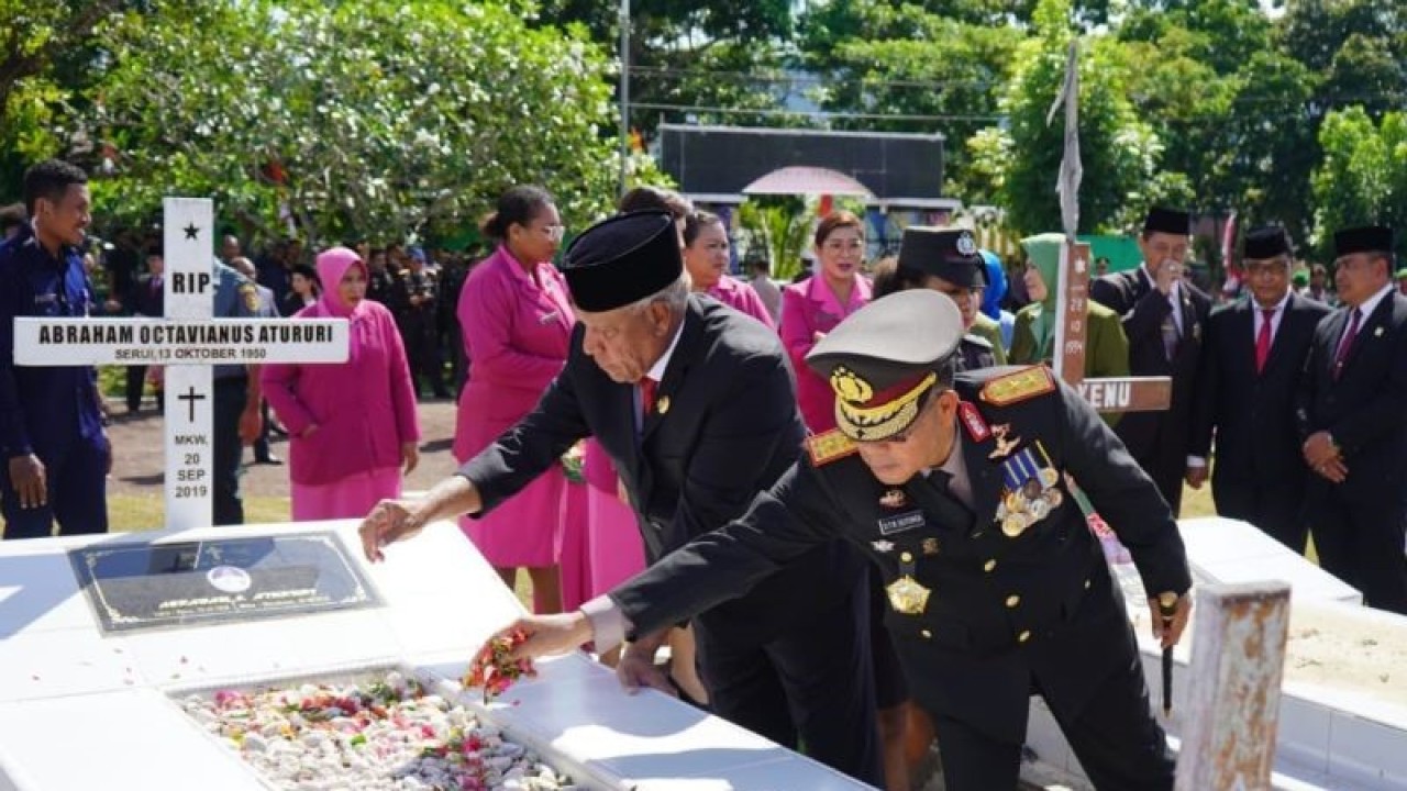 Penjabat Gubernur Papua Barat Paulus Waterpauw bersama Kapolda Papua Barat Inspektur Jenderal Polisi Daniel Tahi Monang Silitonga (kanan), menabur bunga untuk mengenang jasa para pahlawan di TMP Manokwari, Rabu (16/8/2023). (ANTARA/Fransiskus Salu Weking)