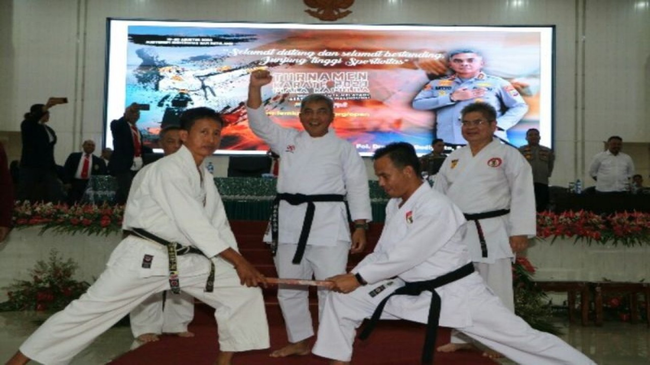 Kapolda Sulut Irjen Pol Setyo Budiyanto (tangah) saat membuka turnamen karate tahun 2023 Piala Kapolda Sulut. ANTARA/HO-Humas Polda Sulut (1)