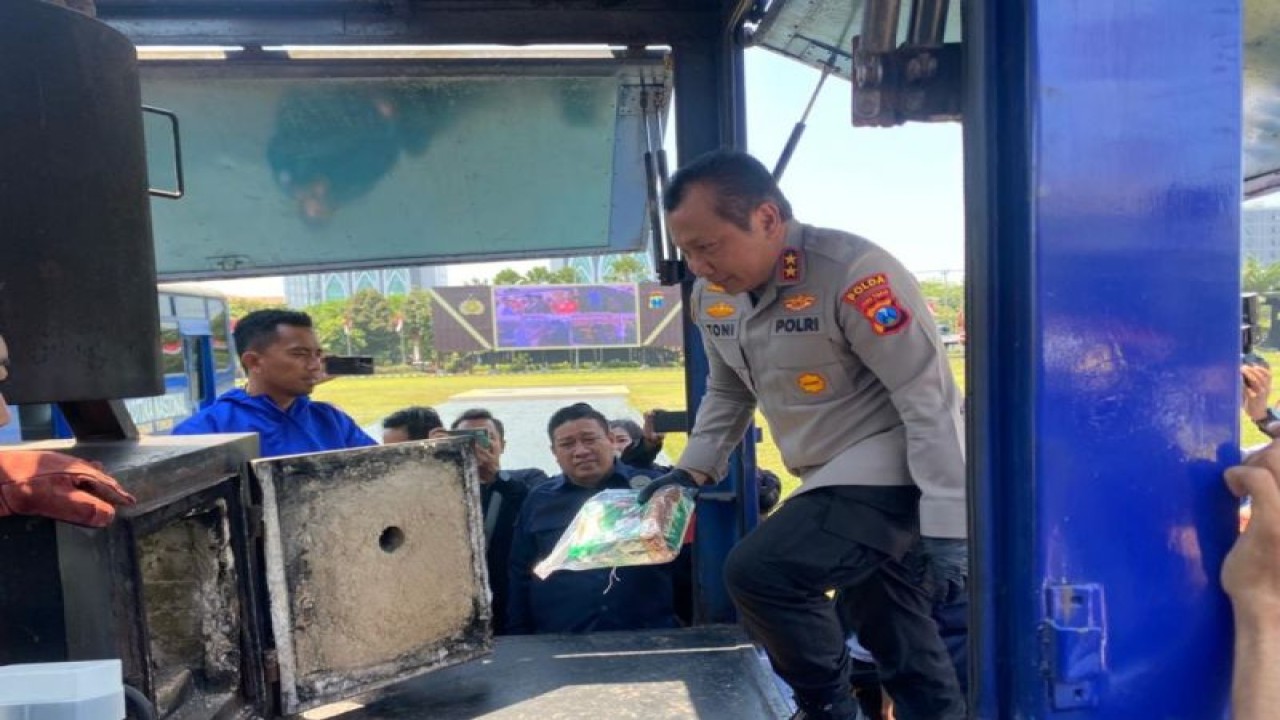 Kapolda Jatim Irjen Pol. Toni Harmanto saat memusnahkan barang bukti sabu-sabu hasil ungkap bulan Agustus 2023. ANTARA/HO-Bidhumas Polda Jatim
