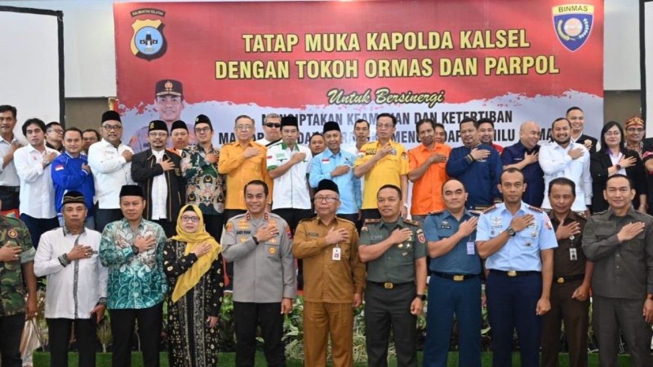 Kapolda Kalimantan Selatan Irjen Pol Andi Rian Djajadi bersama para tokoh ormas dan parpol di Banjarmasin dalam penandatanganan komitmen menjaga kesejukan Pemilu 2024. (ANTARA/Firman)