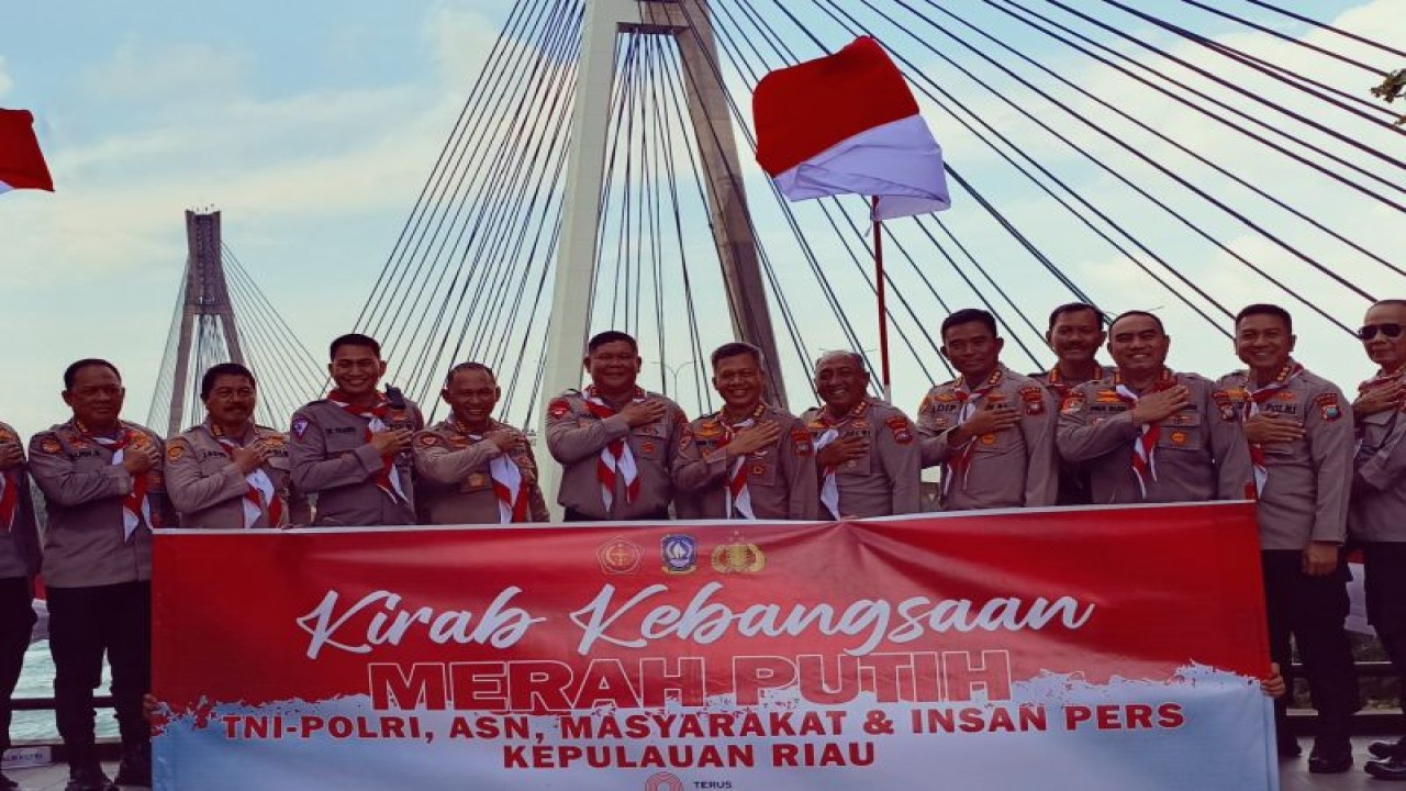 Kapolda Kepri Irjen Tabana Bangun (tengah) usai kegiatan pengibaran 78 bendera di jembatan I Barelang (ANTARA/Yude)