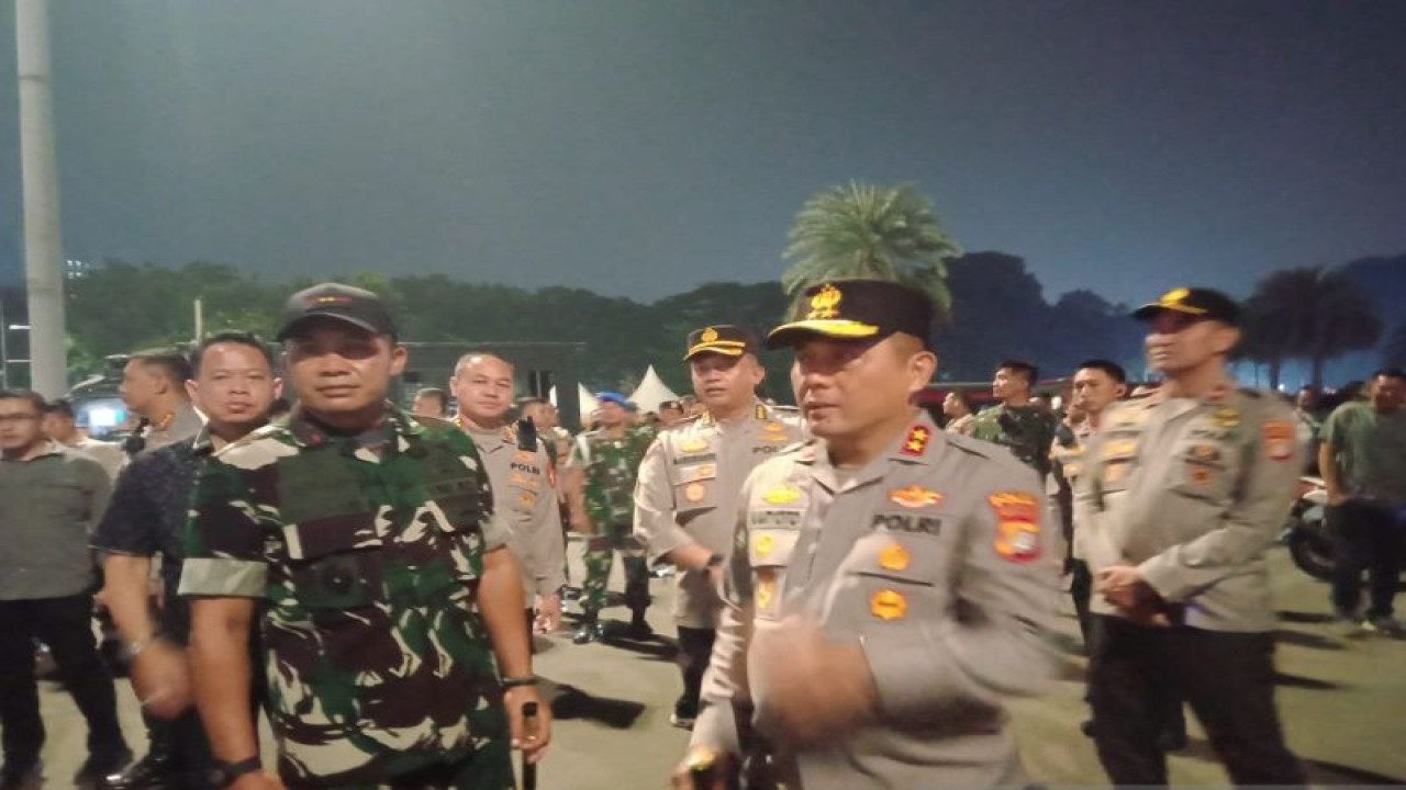 Kapolda Metro Jaya Irjen Pol Karyoto (kanan) meninjau aksi demo buruh di Kawasan Monas di Jakarta Pusat, Kamis (10/8/2023). ANTARA/Ilham Kausar