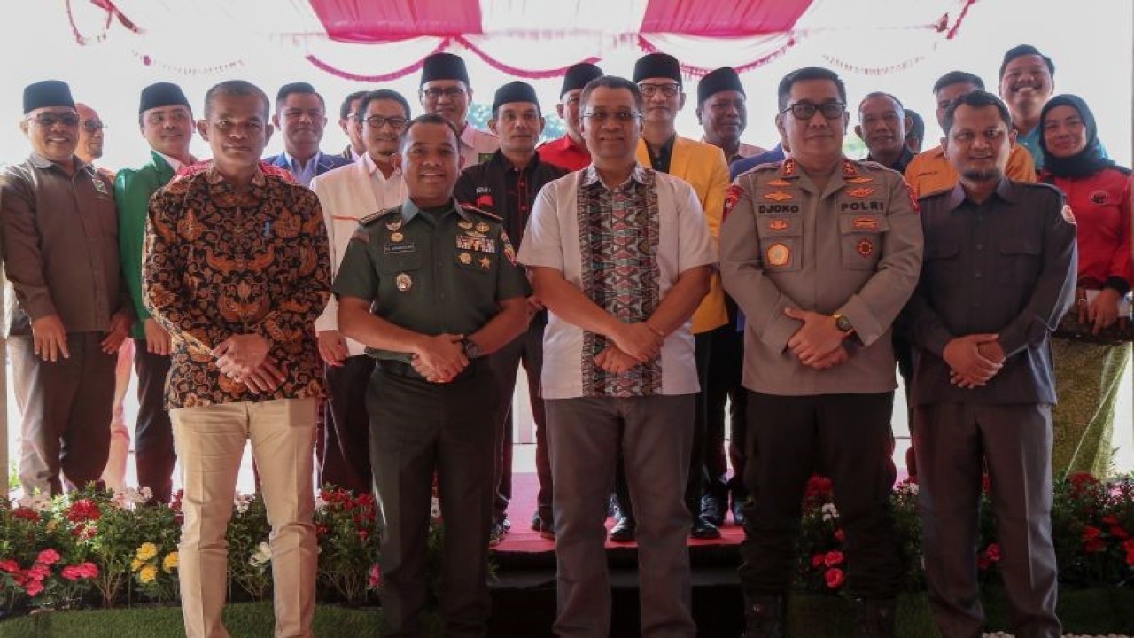 Gubernur NTB Zulkieflimansyah (tengah) bersama Kapolda NTB Irjen Pol. Djoko Poerwanto dan pejabat Korem 162/WB, KPU Provinsi NTB, Bawaslu Provinsi NTB, dan seluruh pimpinan partai politik usai melaksanakan kegiatan deklarasi Pemilu 2024 damai di Mataram, Selasa (22/8/2023). ANTARA/Dhimas B.P.