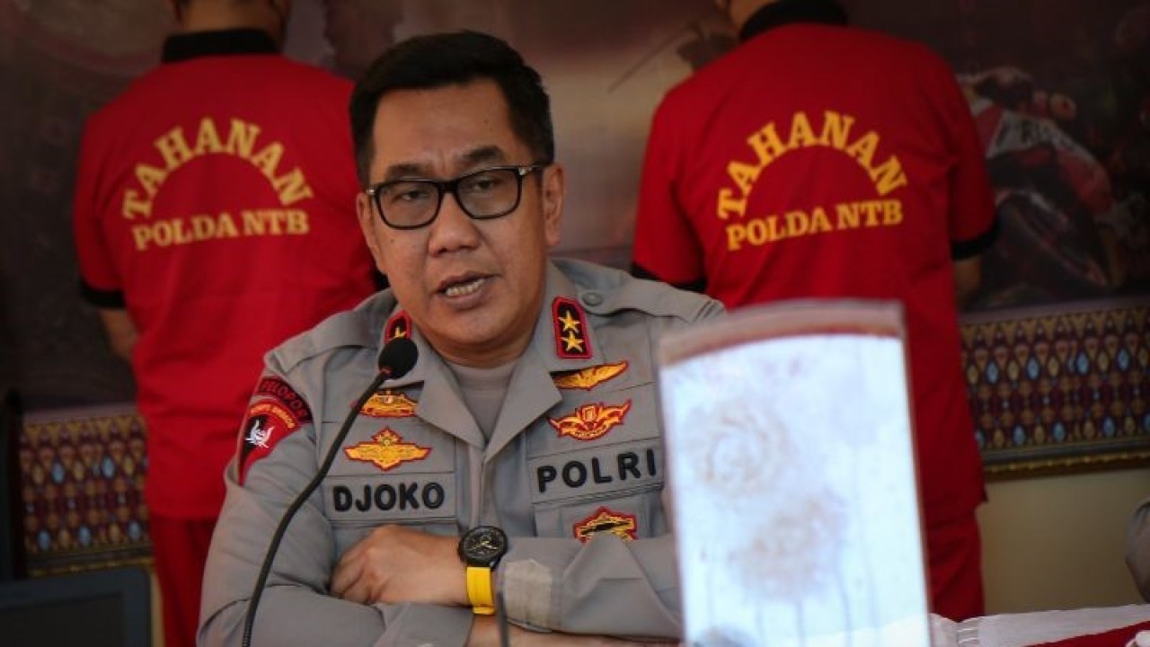 Kapolda NTB Irjen Pol. Djoko Poerwanto memberikan keterangan terkait dengan kasus dugaan korupsi pengadaan masker dalam konferensi pers penanganan kasus korupsi Marching Band dan Poltekkes Mataram di Mataram, NTB, Selasa (22/8/2023). ANTARA/Dhimas B.P.
