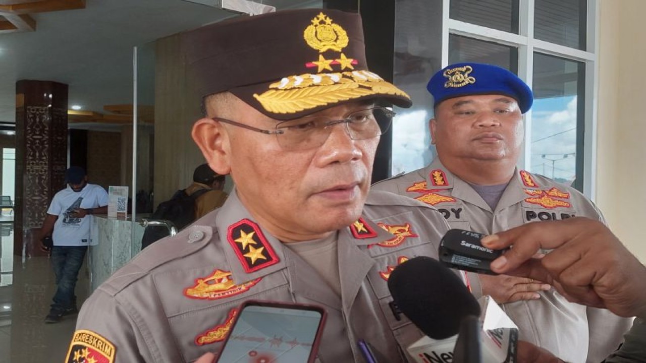 Kapolda Papua Barat Irjen Pol. Daniel Tahi Monang Silitonga saat diwawancara usai menggelar pertemuan dengan seluruh masyarakat adat Papua di Provinsi Papua Barat Daya, Sabtu (12/8/2023) di Gedung LG, kompleks Kantor Wali Kota Sorong. ANTARA/Yuvensius Lasa Banafanu