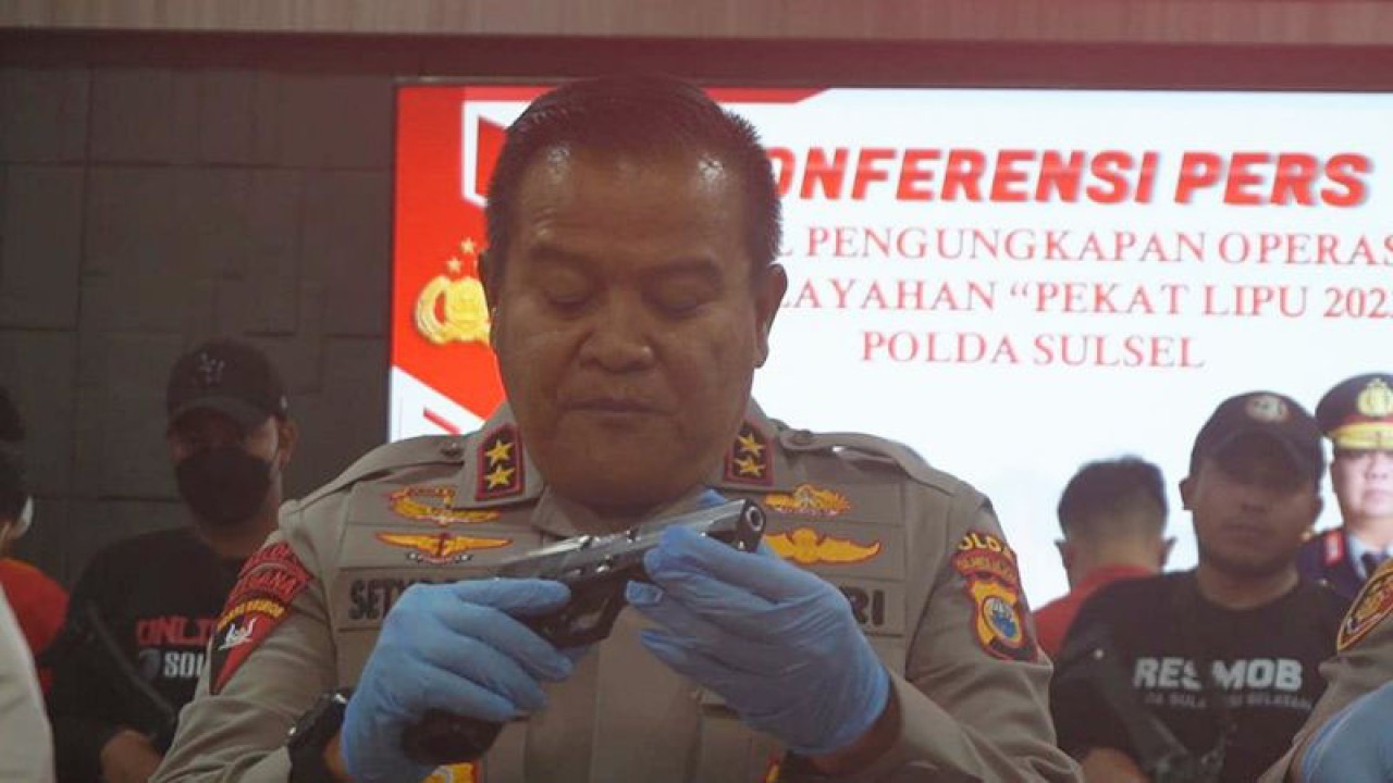 Kapolda Sulsel Irjen Setyo Boedi Moempoeni Harso saat memperlihatkan barang bukti senjata api ilegal pada konferensi pers yang digelar di Mapolda Sulsel, Makassar, Selasa (29/08/2023). ANTARA/Nur Suhra Wardyah