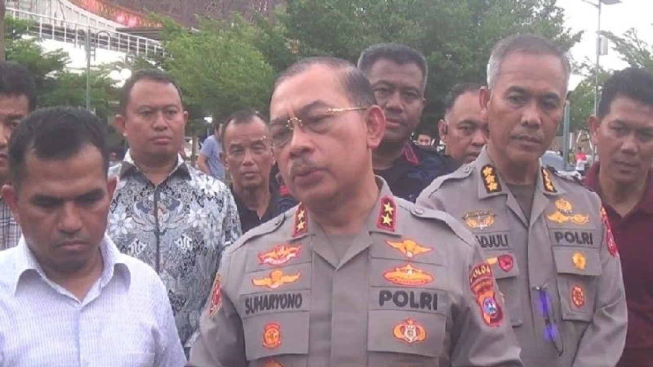 Kepala Kepolisian Daerah Sumatera Barat (Sumbar) Irjen Pol Suharyono saat meninjau ke Masjid Raya Sumbar, Sabtu (5/8) sore. ANTARA/FathulAbdi