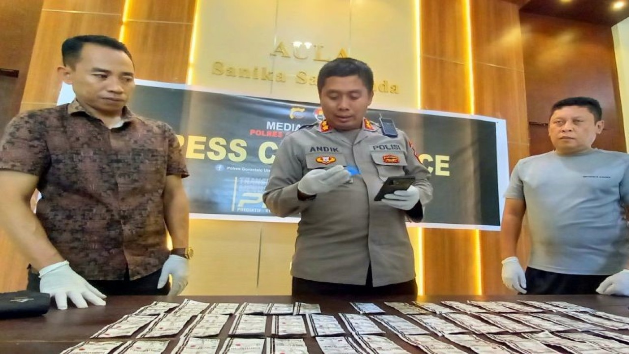 Kapolres Gorontalo Utara AKBP Andik Gunawan (tengah) didampingi Kasat Narkoba (kiri) dan Kasi Humas (kanan) melakukan jumpa media terkait penangkapan terduga pelaku pembelian dan pengedar obat keras dengan pembelian tanpa resep di Kecamatan Biau. (ANTARA/Susanti Sako)