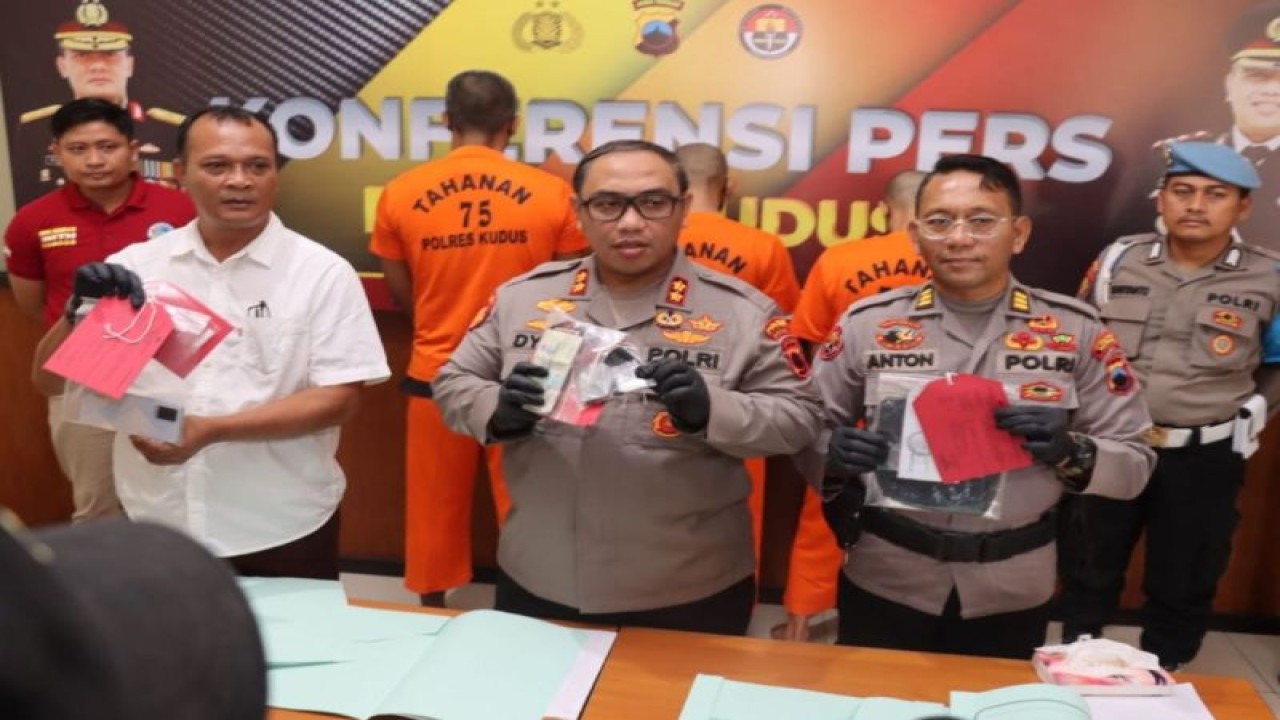 Kapolres Kudus AKBP Dydit Dwi Susanto menunjukkan barang bukti penyalahgunaan sabu-sabu di Mapolres Kudus, Jawa Tengah, Jumat (25/8/2023). ANTARA/HO-Polres Kudus