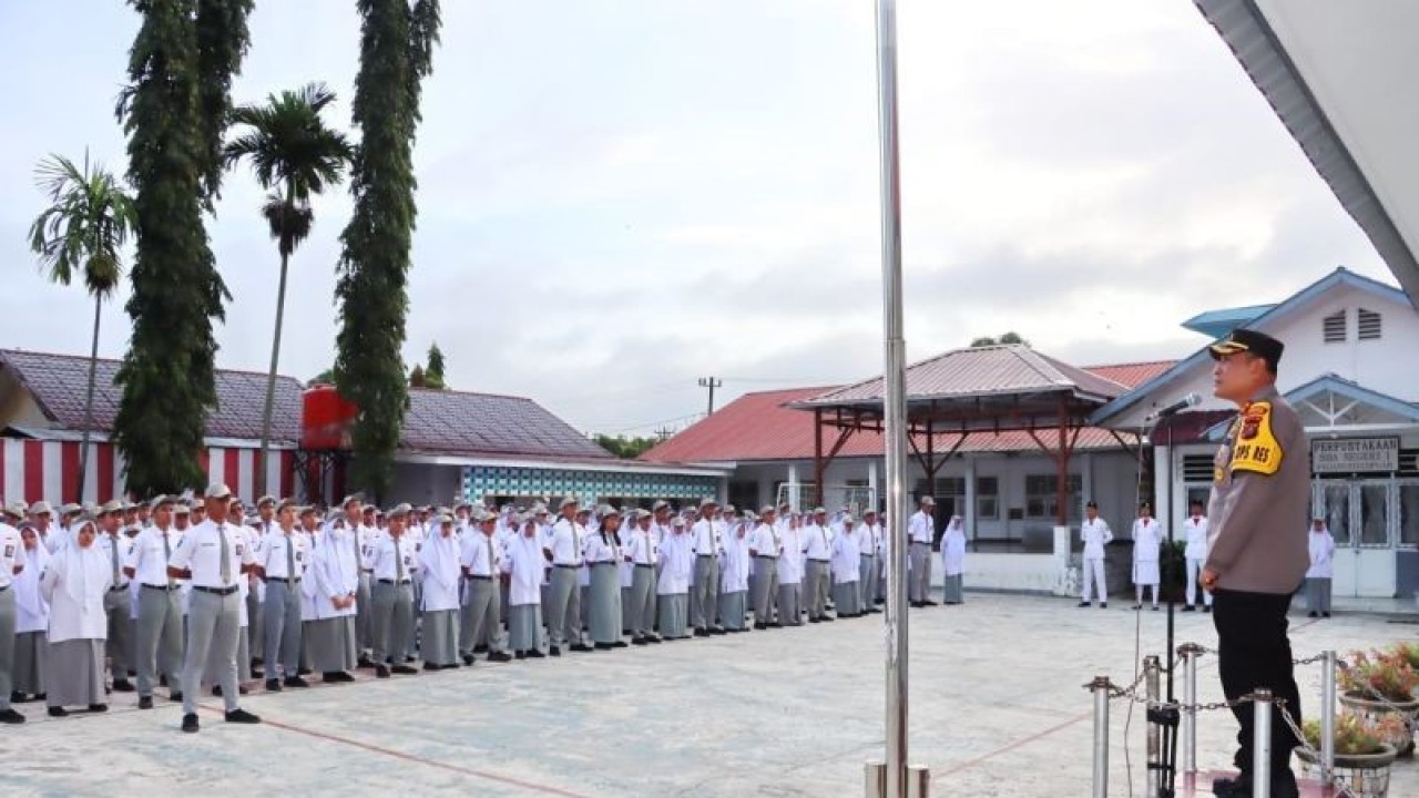 Kapolres Padangsidimpuan AKBP Dudung Setyawan (kanan) saat menjadi Inspektur Upacara di SMAN 1 Padangsidimpuan, Sumatera Utara. ANTARA/HO- Humas Polres Padangsidimpuan