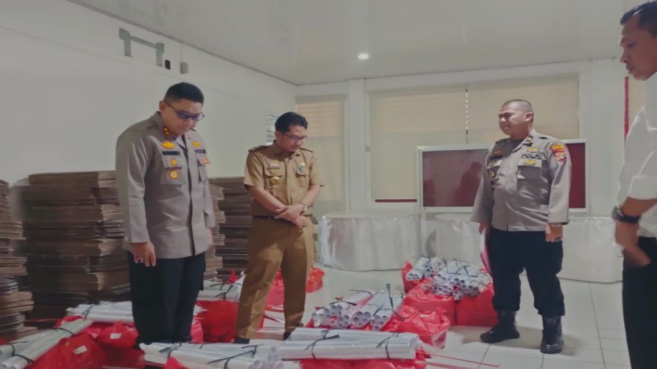 Kepala Polres Lampung Selatan, AKBP Yusriandi Yusri, sedang meninjau penyimpanan logistik Pilkades, di Kalianda, Kabupaten Lampung Selatan, Lampung, Selasa. ANTARA/HO-Humas Polres Lampung Selatan