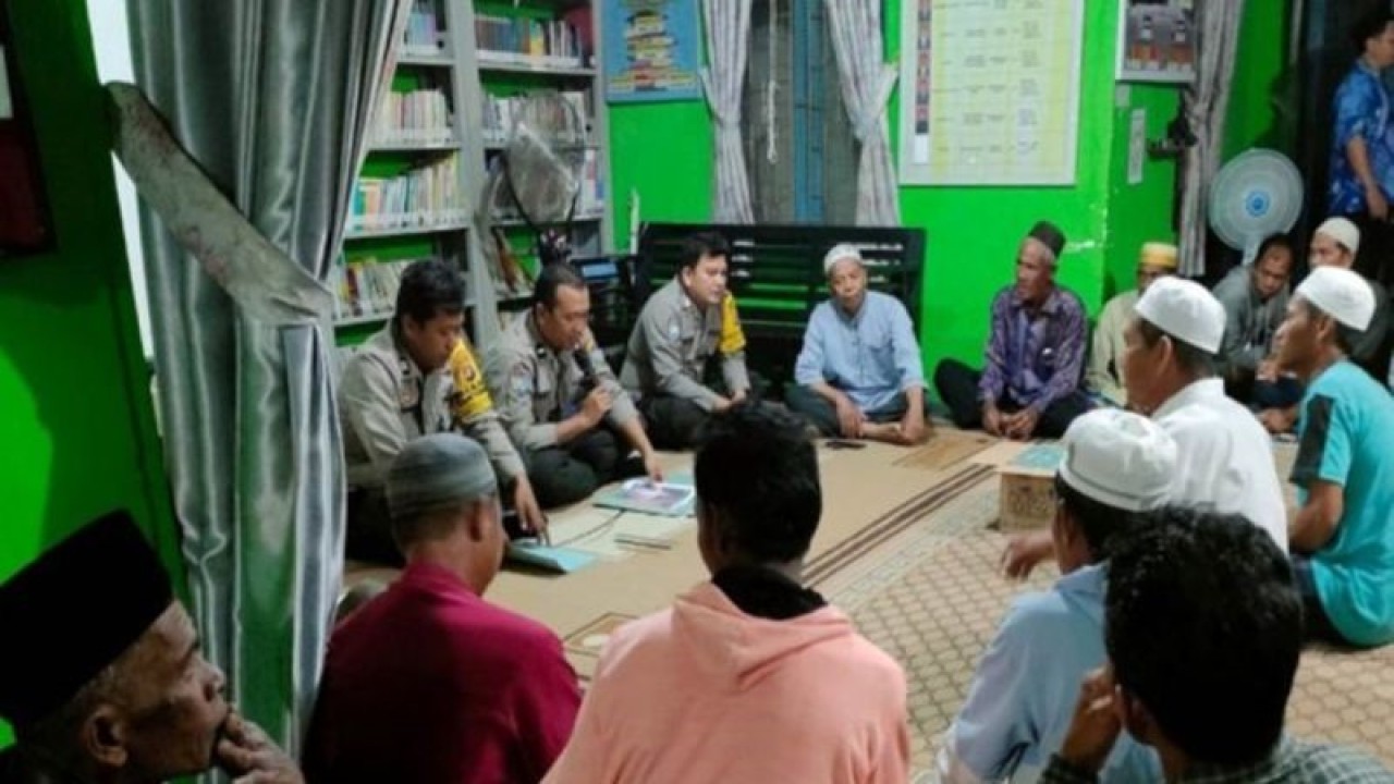 Sosialisasi masif oleh Bhabinkamtibmas Polres Hulu Sungai Selatan (HSS) di wilayah Kecamatan Daha Selatan, HSS, Kalimantan Selatan. (ANTARA/HO-POLRES HSS)